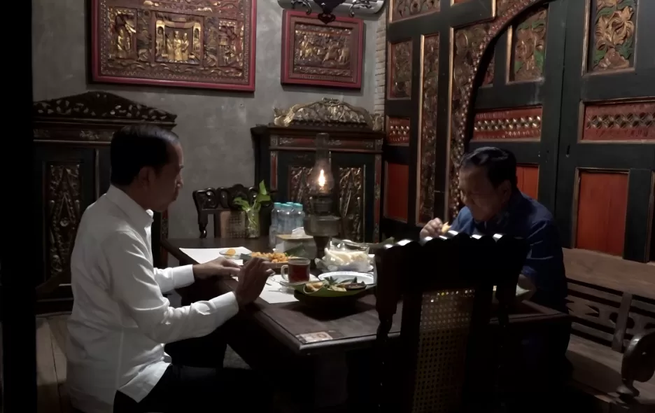 Momen makan malam Presiden Ke-8 RI Prabowo Subianto dengan Presiden Ke-7 Jokowi di Angkringan Semar, Solo, Jateng, Minggu (3/11/2024) malam. (Foto: Tim Prabowo)