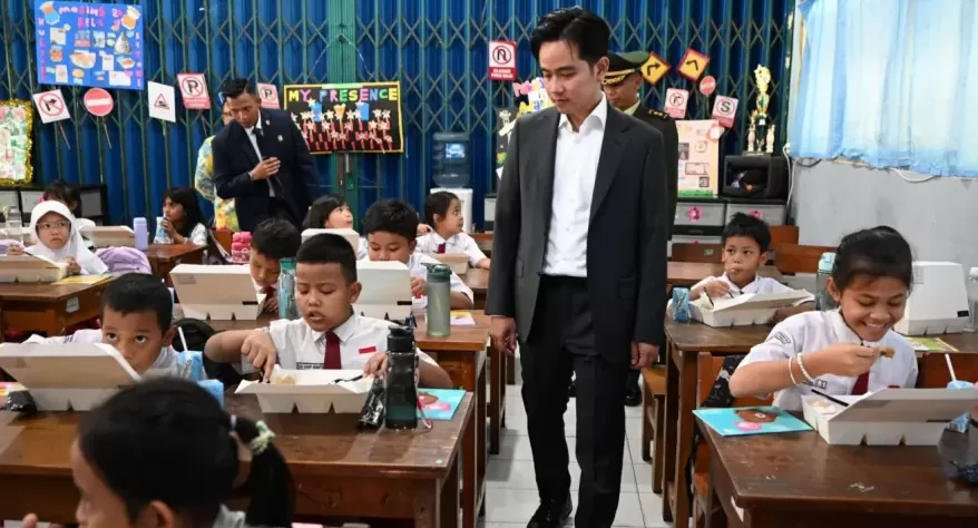 Wapres Gibran Rakabuming Raka saat meninjau uji coba makan bergizi gratis  siswa SD.  (Foto: wapresri.go.id)