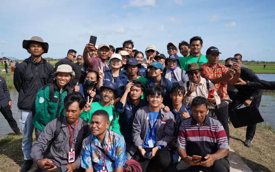 Momen Presiden Prabowo foto bersama warga Kampung Wanam di Distrik Ilwayab, Kabupaten Merauke, Papua Selatan, Minggu (3/11/2024). (Foto: Tim Prabowo)