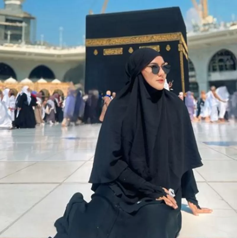 Potret Selebgram Arie Rieyanthie saat umrah.  (Foto: Instagram.com/@arie_rieyanthie)