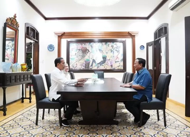 Momen pertemuan Presiden ke-8 RI Prabowo Subianto dengan Presiden ke-7 Jokowi bersama Iriana Jokowi di kediaman pribadi Jokowi di Kelurahan Sumber, Kota Solo, Jateng, Minggu (3/11/2024) malam. (Foto: Instagram.com/@prabowo)