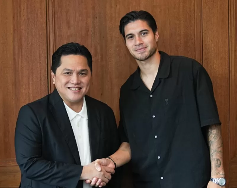 Potret Ketum PSSI Erick Thohir bersama Kevin Diks yang kini mendapat persetujuan dari Komisi XIII dan X DPR RI untuk naturalisasi. (Foto: Instagram.com/@erickthohir)