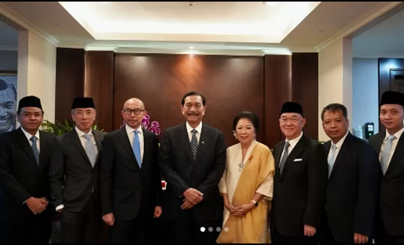 Potret Ketua Dewan Ekonomi Nasional Luhut Binsar Pandjaitan (tengah) dan wakilnya beserta anggota DEN. (Foto: Instagram.com/@luhut.pandjaitan)