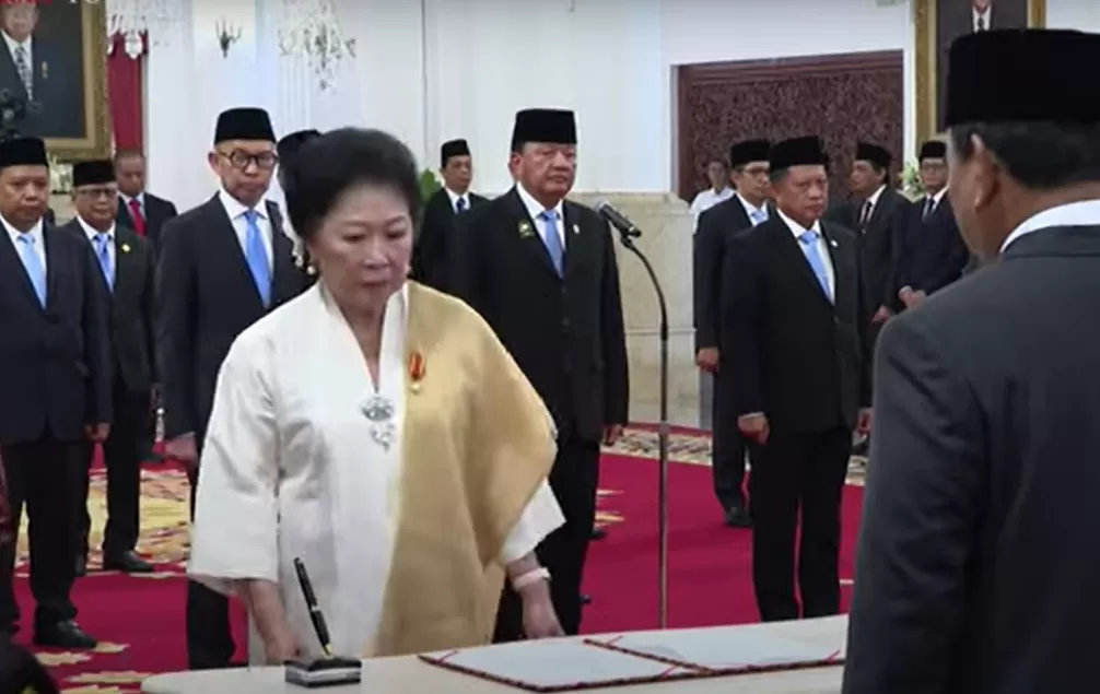 Potret Wakil Ketua DEN Mari Elka Pangestu saat penandatanganan berita acara pelantikan disaksikan Presiden Prabowo, Selasa (5/11/2024). (Foto: YouTube Setpres)