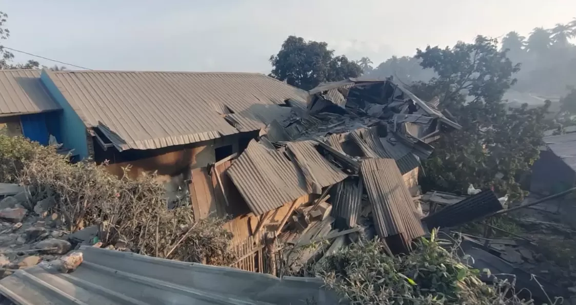 Reruntuhan bangunan dampak dari erupsi Gunung Lewotobi Laki-laki di Flores Timur, NTT pada Minggu (3/11/2024) dini hari. (Foto: BPBD Kabupaten Flores Timur)