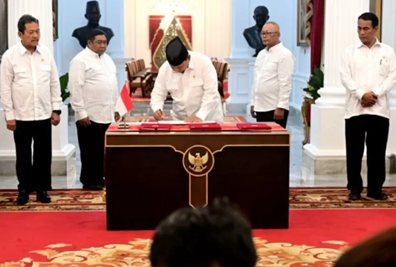 Presiden Prabowo Subianto menandatangani PP Nomor 47 Tahun 2024 tentang Penghapusan Piutang Macet kepada UMKM, di Istana Merdeka, Jakarta Selasa (5/11/2024). (Foto: BPMI Setpres)