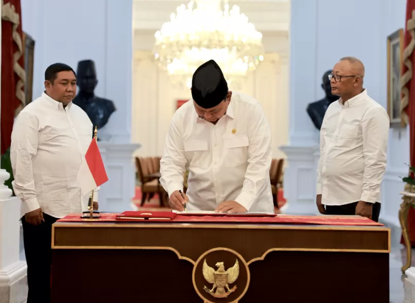 Potret Presiden Prabowo Subianto menandatangani PP Nomor 47 Tahun 2024 tentang Penghapusan Piutang Macet kepada UMKM, di Istana Merdeka, Jakarta Selasa (5/11/2024). (Foto: Tim Prabowo)