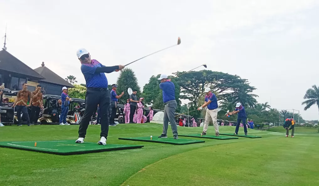 Para peserta tampil di ajang Ayo Golf Tournament 2024 di Klub Golf Bogor Raya, pada Rabu (6/11/2024). (Foto: Dok. Ayo Media Network )