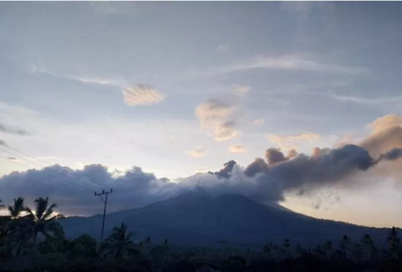 Potret Gunung Lewotobi Laki-Laki yang kembali erupsi di Nusa Tenggara Timur (NTT), pada Kamis, 7 November 2024.  (Foto: Dok. PVMBG-ESDM RI)