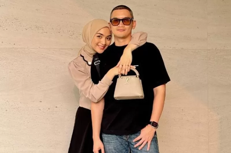 Potret artis Rezky Aditya bersama istrinya, Citra Kirana. Begini update kasus dugaan penelantaran anak yang melibatkan sang artis.  (Foto: Instagram.com/@thereal_rezkyaditya)