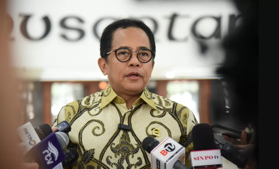 Sekjen DPR Indra Iskandar saat di wawancara wartawan di Gedung Nusantara III, Komplek parlemen Senayan, Jakarta, Jumat (8/11/2024).  (Foto: Dep/vel)