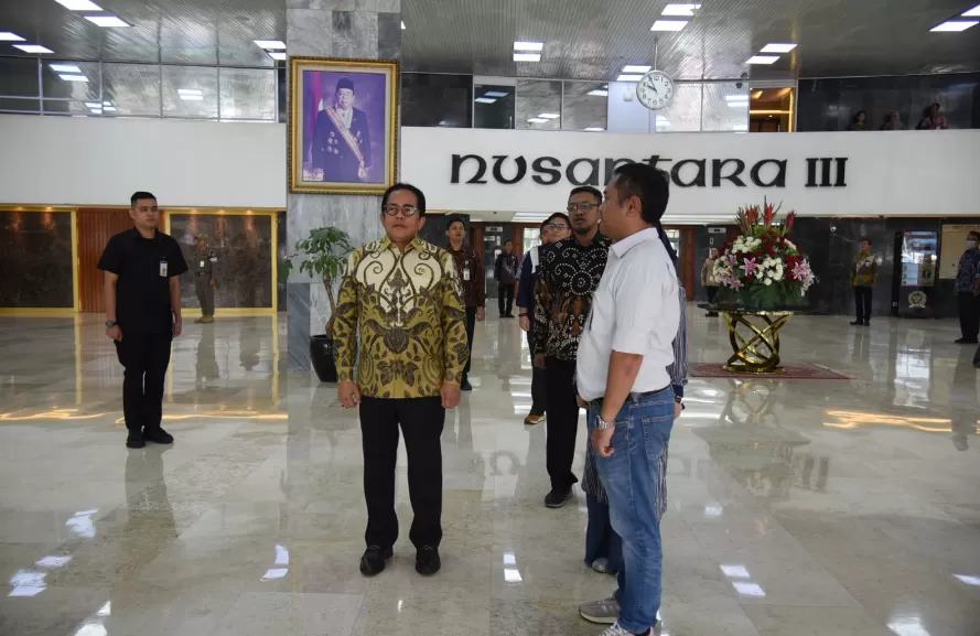 Sekretaris Jenderal (Sekjen) DPR RI, Indra Iskandar dan para pegawai saat berdiri sikap sempurna untuk menyanyikan lagu kebangsaan Indonesia Raya yang diputar di Gedung DPR RI, Jumat (8/11/2024).  (Foto: Dep/vel)