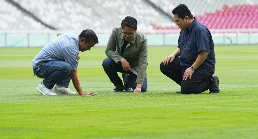 Ketum PSSI Erick Thohir (kanan), saat mengecek kondisi rumput SUGBK, Jumat (8/11/2024). (Foto: PSSI)