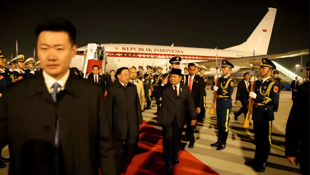 Potret Presiden Prabowo Subianto tiba di Beijing Capital International Airport, China, Jumat (8/11/2024) malam. (Foto: Tim Prabowo)