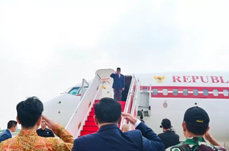 Presiden Prabowo Subianto resmi memulai kunjungan kerja luar negeri perdana, Jumat (8/11/2024). Kepala Negara bertolak dari Pangkalan TNI AU Halim Perdanakusuma, Jakarta Timur.  (Foto: BPMI Setpres)