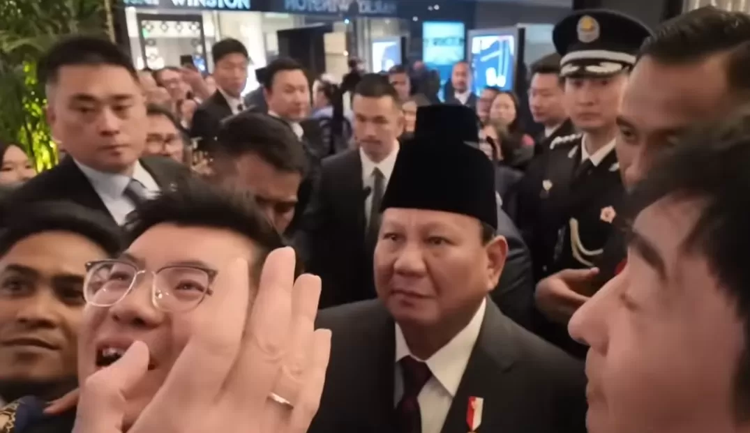 Potret Presiden Prabowo Subianto disambut para mahasisa Indonesia saat tiba di Beijing, China, Jumat (8/11/2024) malam. (Foto: YouTube Rudy Chen)