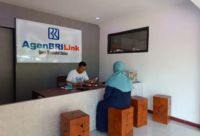 Potret AgenBRILink yang dikelola Ilham Dwi Prasetyo memudahkan layanan perbankan bagi masyarakat Desa Balung, Kecamatan Kendit, Kabupaten Situbondo, Jawa Timur.  (Foto: Dok. BRI)