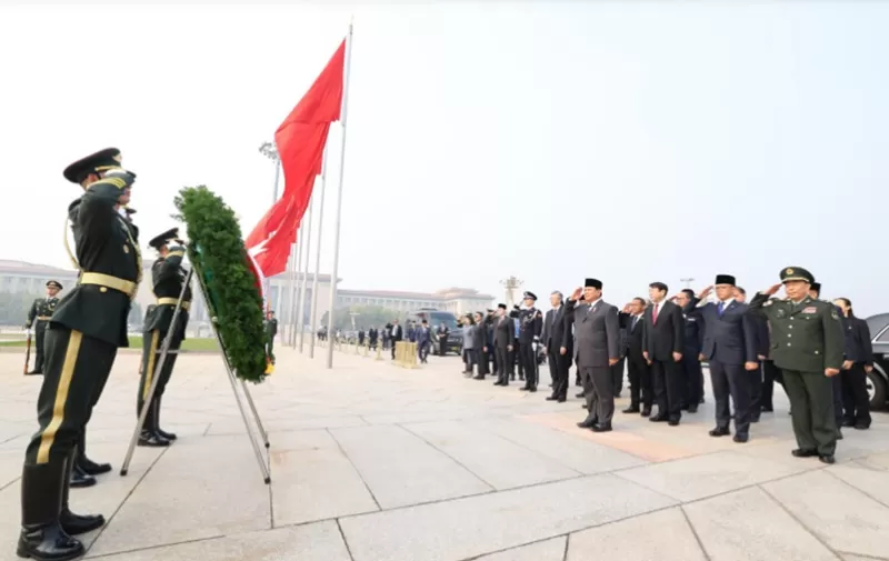 Presiden Prabowo Subianto mengunjungi Monumen Pahlawan Rakyat, Tiananmen Square di Beijing, China pada Sabtu (9/11/2024).  (Foto: BPMI Setpres/Andi)