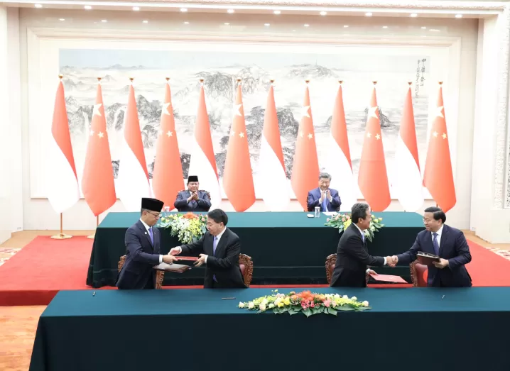 Presiden Prabowo Subianto dan Presiden China Xi Jinping menyaksikan penandatanganan kesepakatan kerja sama antara Indonesia-China, di Great Hall of the People, Beijing, China, Sabtu (9/11/2024). (Foto: Tim Prabowo)