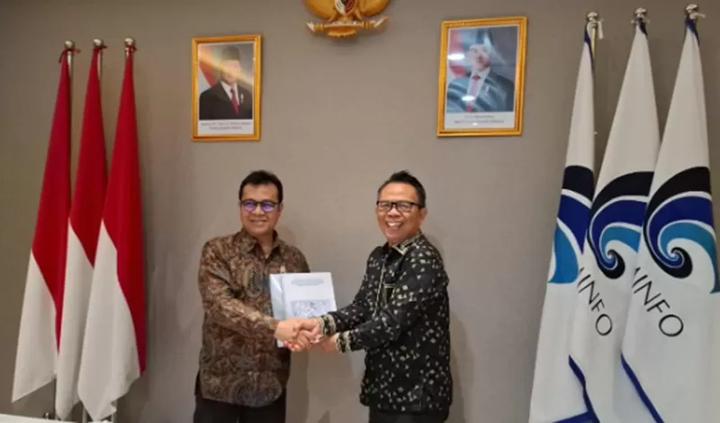 Potret Wakil Menteri (Wamen) Komunikasi dan Digital (Komdigi) Nezar Patria (kiri), bersama Ketua Komite KTP2JB Suprapto Sastro Atmojo (kanan), Senin (11/11/2024). (Foto: Dok. Komite KTP2JB )