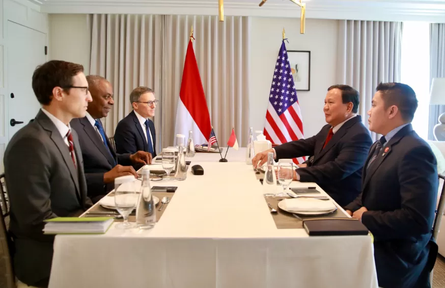 Momen pertemuan Presiden Prabowo Subianto dengan Menteri Pertahanan AS Lloyd James Austin di Washington DC, Amerika Serikat, Rabu (13/11/2024).  (Foto: Tim Prabowo)