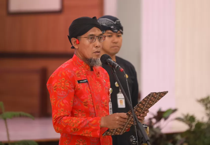 Potret Sekda Jateng Sumarno dalam acara pelantikan ratusan pejabat fungsional, di Wisma Perdamaian Semarang, Kamis (14/11/2024). (Foto: Humas Pemprov Jateng)