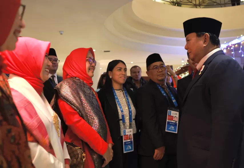 Presiden Prabowo Subianto berbincang dengan ibu-ibu Dharma Wanita Persatuan KBRI Peru, Rabu (13/11/2024) malam. (Foto: Tim Prabowo)