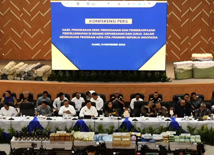 Menko Polkam Budi Gunawan dan Menkeu Sri Mulyani dalam jumpa pers Hasil Penindakan Desk Pencegahan dan Pemberantasan Penyelundupan di Bidang Kepabeanan dan Cukai, Jakarta, Kamis (14/11/2024). (Foto: Dok. Kemenkeu)