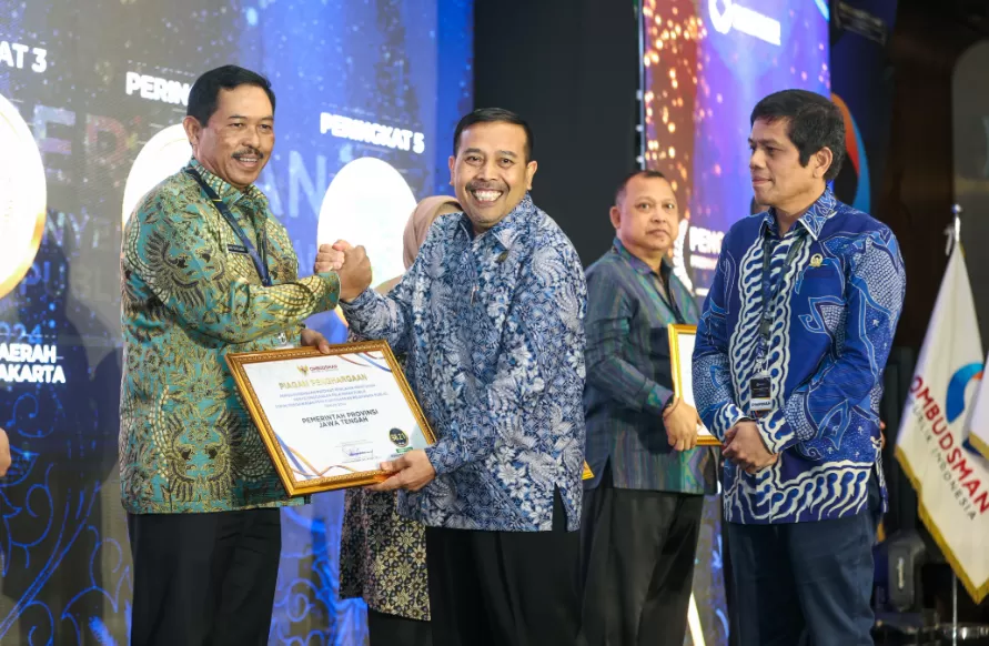 Pj Gubernur Jateng Nana Sudjana menerima penghargaan Ketua Ombudsman RI, Mukhammad Najih, di Jakarta, pada Kamis (14/11/2024). (Foto: Humas Pemprov)