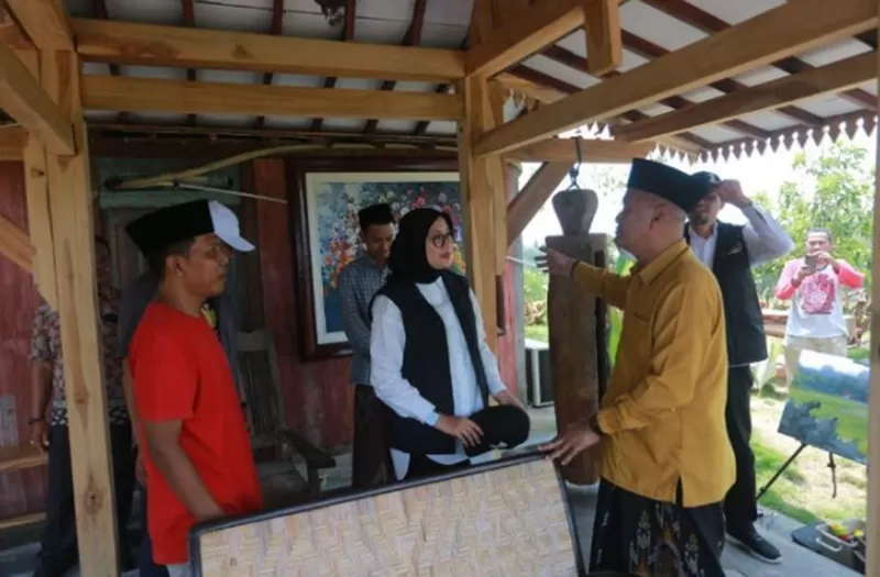 Potret Calon Bupati (Cabup) Banyuwangi, Ipuk Fiestiandani saat bertemu para peternak kambing dan domba di Desa Kembiritan, Banyuwangi, Rabu (13/11/2024).  (Foto: Dok. Promedia)