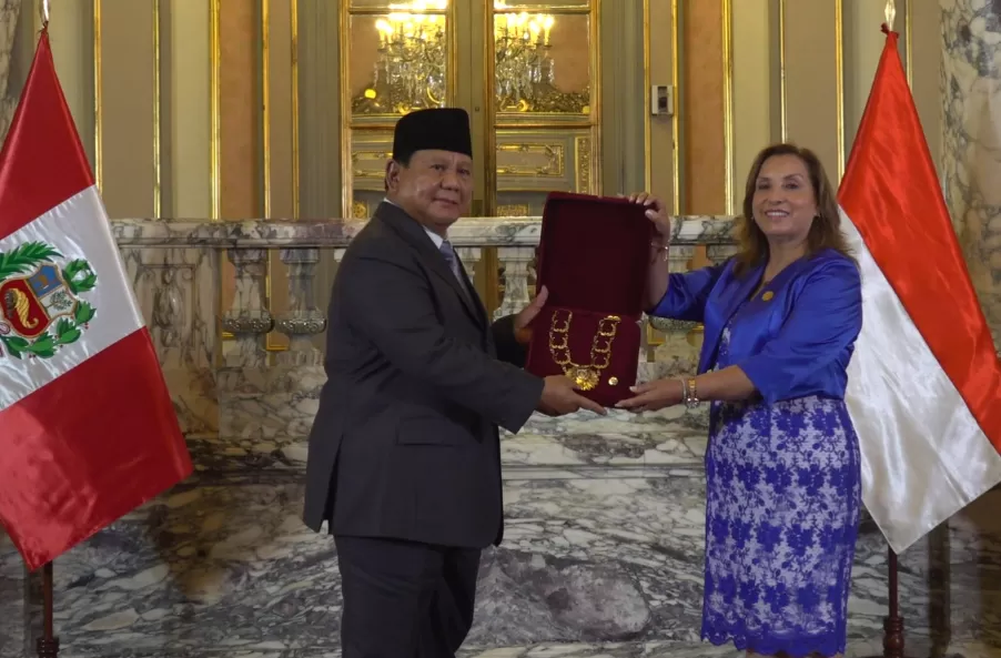 Presiden Prabowo Subianto menerima penghargaan Tanda Kehormatan Tertinggi dari Presiden Peru, Dina Boluarte di Istana Kepresidenan Peru, Kamis (14/11/2024).  (Foto: Tim Prabowo)