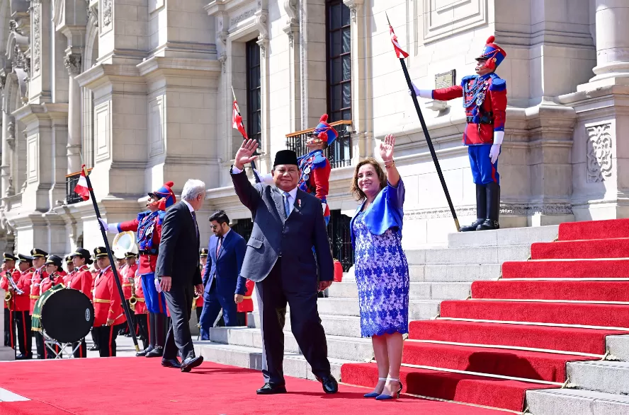 Presiden Prabowo Subianto dan Presiden Peru Dina Boluarte melambaikan tangan ke awak media di Istana Kepresidenan Peru pada Kamis (14/11/2024). (Foto: Setneg)