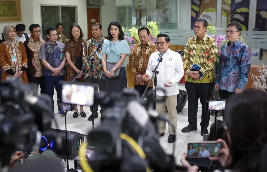 Keterangan pers Menko PM Muhaimin Iskandar usai menjenguk pasien gangguan mental akibat judi online di RSCM Jakarta, Jumat (15/11/2024). (Foto: Tim Media PKB)