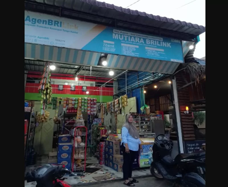 Potret AgenBRILink di tengah kebun kelapa sawit sukses bikin layanan perbankan dekat dengan masyarakat. (Foto: Dok. BRI)