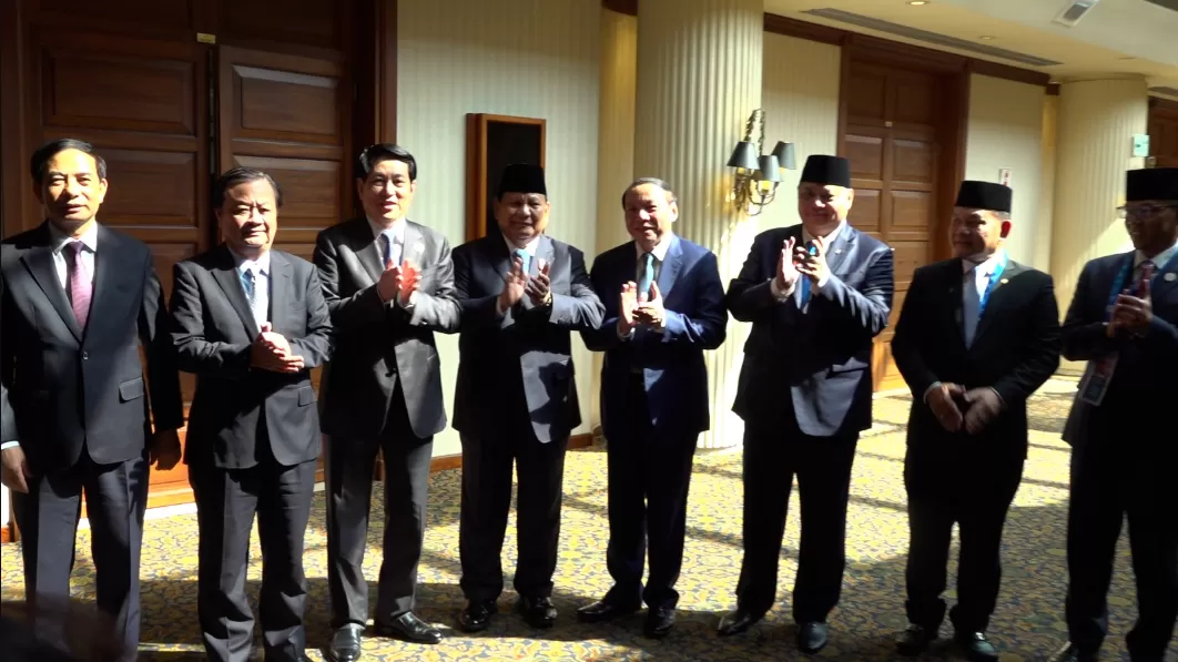 Foto bersama Presdien Prabowo Subianto dengan Presiden Presiden Vietnam, Jenderal Luong Cuong di Swissotel, Lima, Peru, Jumat (15/1/20241) didampingi para delegasi masing-masing negara. (Foto: Tim Prabowo)