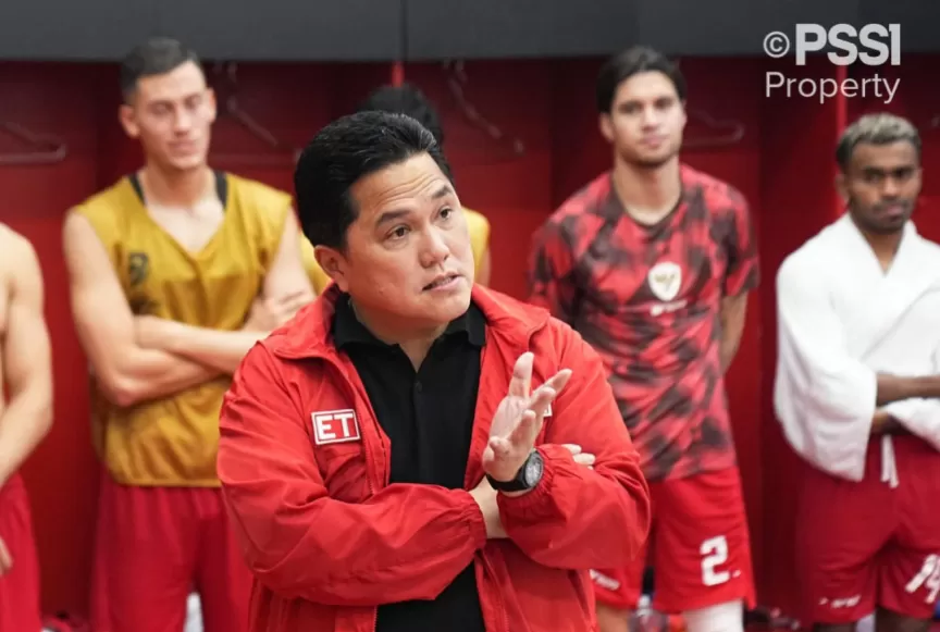 Potret Ketua Umum PSSI Erick Thohir di ruang ganti pemain selepas laga Timnas Indonesia vs Jepang di Stadion Utama GBK, Jumat (15/11/2024) malam. (Foto: PSSI)