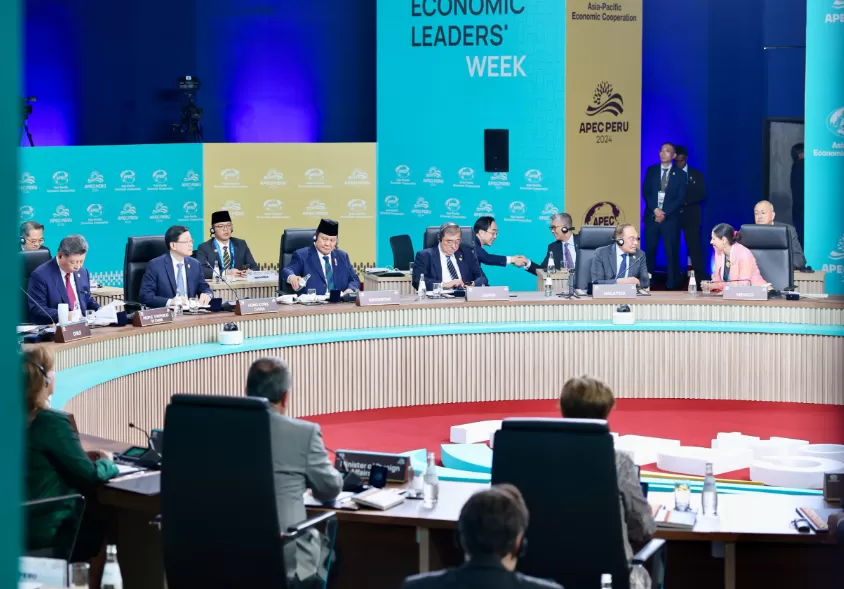 Presiden Prabowo Subianto menghadiri APEC Leaders Informal Dialogue with Guest, yang digelar di Lima Convention Center, Peru, Jumat (15/11/2024). (Foto: Tim Prabowo)