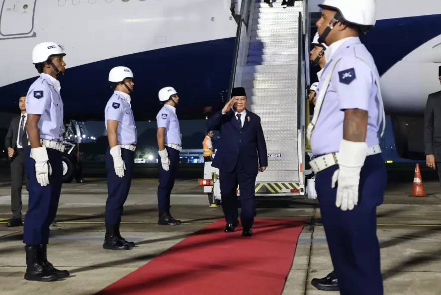 Potret Presiden Prabowo Subianto tiba di Pangkalan Angkatan Udara Gale&atilde;o, Rio de Janeiro, Brasil, pada Sabtu (16/11/2024) malam waktu setempat, untuk menghadiri G20. (Foto: Tim Prabowo)