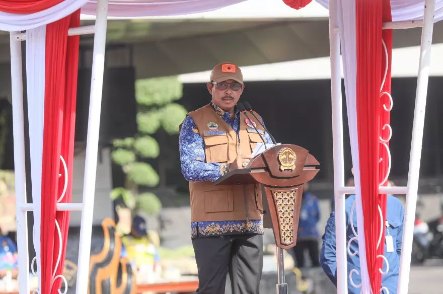 Potret Pj Gubernur Jateng Nana Sudjana pada Apel Kesiapsiagaan Bencana di Halaman Kantor Gubernur Jateng, Senin (18/11/2024). (Foto: Humas Pemprov Jateng)