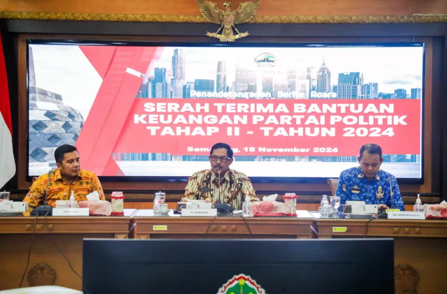 Pj Gubernur Jateng Nana Sudjana (tengah) pada acara serah terima Bankeu Parpol Tahap II, Senin (18/11/2024). (Foto: Humas Pemprov Jateng)