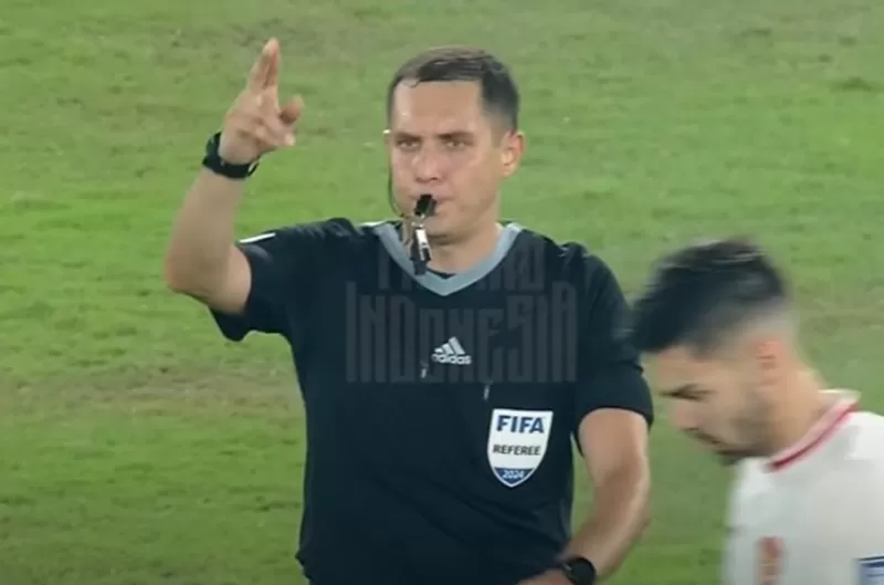 Potret wasit Rustam Lutfullin yang akan memimpin laga Indonesia vs Arab Saudi di Kualifikasi Babak Ketiga Piala Dunia 2026, pada Selasa, 19 November 2024.  (Foto: YouTube.com/Timnas Indonesia)