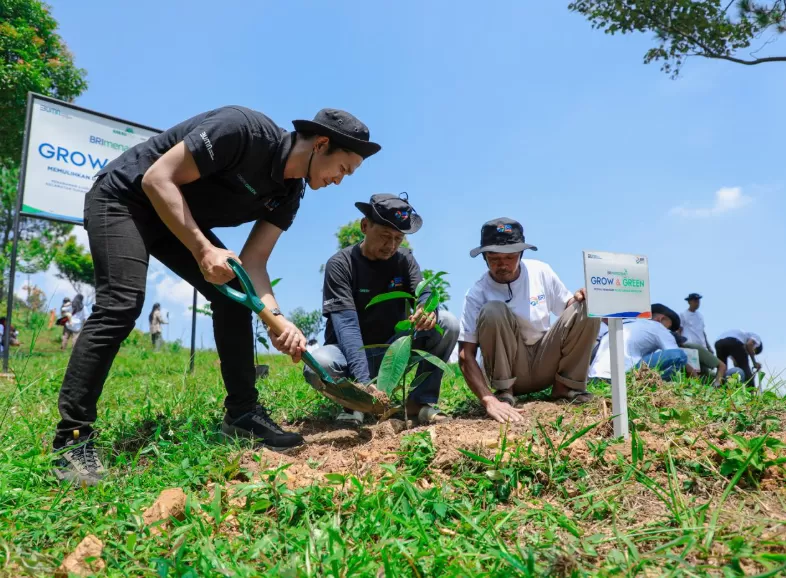 Potret aksi KTH Pabangbon , Bogor bersama BRI Peduli dan Yayasan BakauMU melakukan penanaman pohon. (Foto: Dok. BRI)