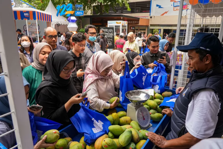 Suasana Bazar UMKM BRIliaN yang berlangsung di Area Taman BRI, Jakarta, pada Jumat (15/11/2024). (Foto: Dok. BRI)