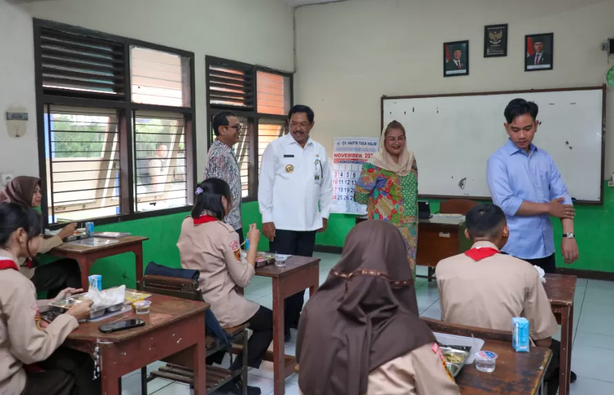 Wapres Gibran Rakabuming Raka didampingi Pj Gubernur Jateng Nana Sudjana saat meninjau uji coba makan bergizi gratis di SMKN 7 Semarang, Jumat (22/11/2024). (Foto: Humas Pemprov Jateng)