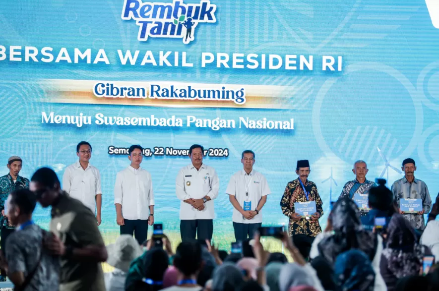 Pj Gubernur Jateng Nana Sudjanan saat mendmaoingi Wapres Gibran Rakabuming Raka, pada acara Rembuk Tani di Kabupaten Semarang, Jumat (22/11/2024). (Foto: Humas Pemprov Jateng)