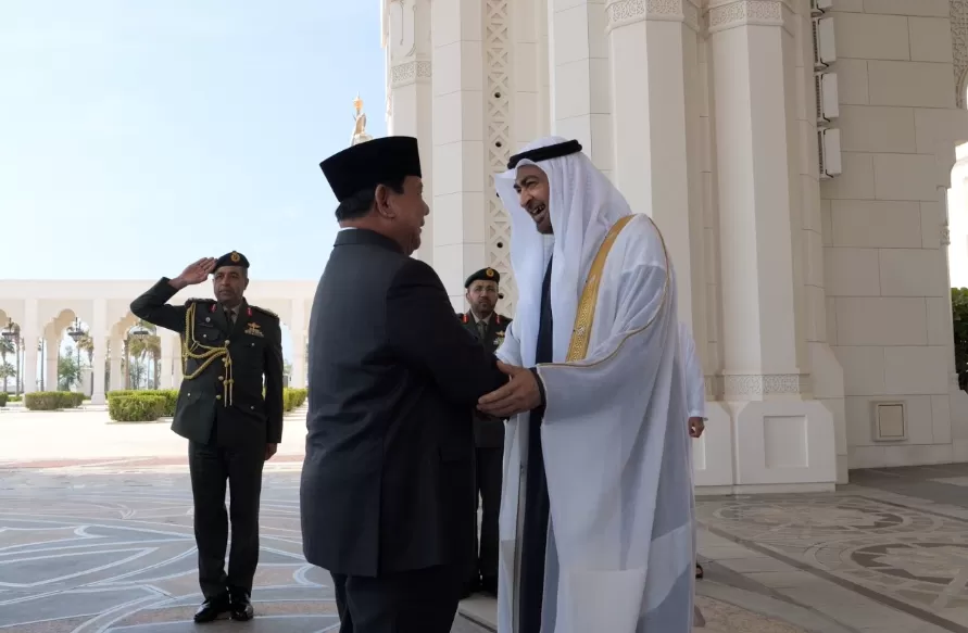 Potret Presiden Prabowo Subianto disambut Presiden UEA Mohammed bin Zayed Al Nahyan (MBZ) di Istana Kepresidenan Qasr Al Watan, Sabtu (23/11/2024) siang. (Foto: Tim Prabowo)