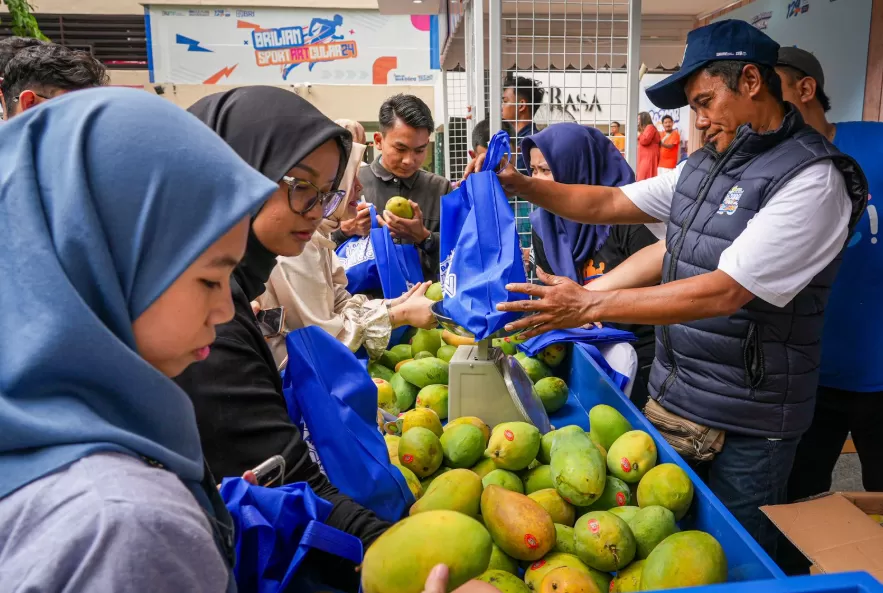 Mangga milik Abu Sofyan diminati pengunjung Bazar UMKM BRIliaN yang berlangsung di Area Taman BRI, Jakarta, beberapa waktu lalu. (Foto: Dok. BRI)