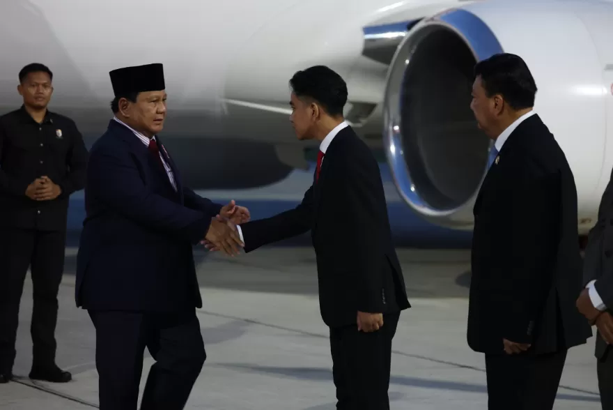 Presiden Prabowo Subianto disambut Wapres Gubran Rakabuming Raka saat tiba di Bandara Halim Perdana Kusuma, Jakarta, Minggu (24/11/2024) pagi. (Foto: Tim Prabowo)