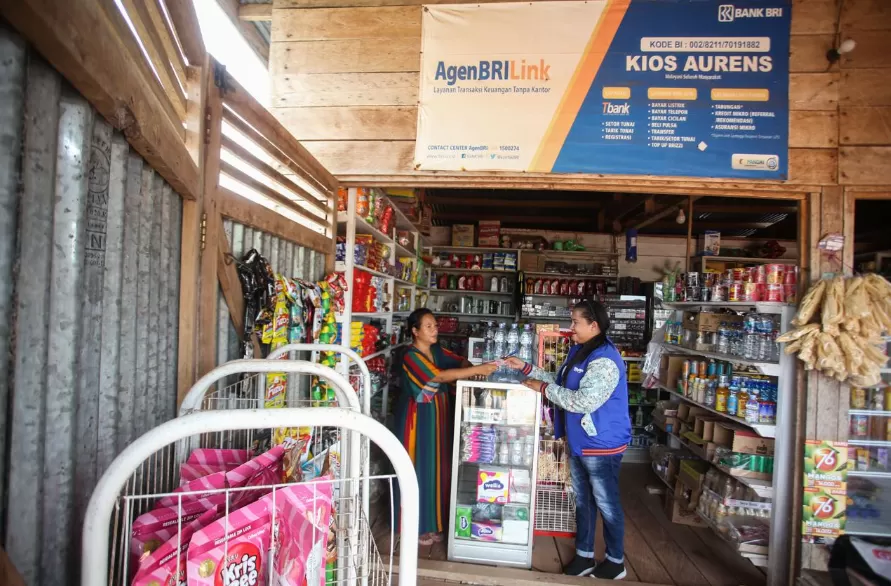 Warung klontong milik Siti Khusnul Khotimah yang juga sebagai Agen BRILink di Merauke, Papua. (Foto: Dok. BRI)