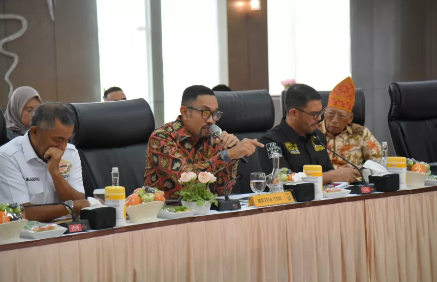 Wakil Ketua Komisi III DPR RI, Ahmad Sahroni, bersama jajaran di Mapolda Sumbar, Senin, (25/11/2024), terkait kasus polisi tembak polisi di Polres Solok Selatan. (Foto : Ubaid/Andri)